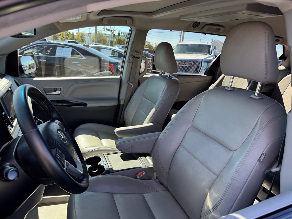 Used 2017 Toyota Sienna XLE Premium FWD image 9