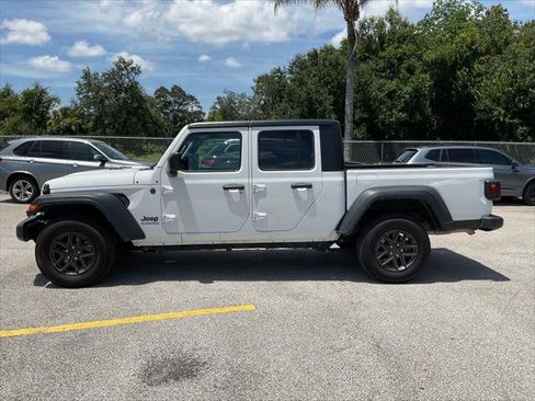 Used 2025 Jeep Gladiator Sport AWD/4WD image 8