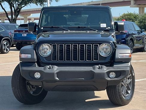 Used 2025 Jeep Wrangler Unlimited Sahara AWD/4WD image 3
