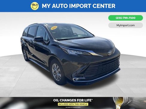 Used 2023 Toyota Sienna XLE FWD image 1