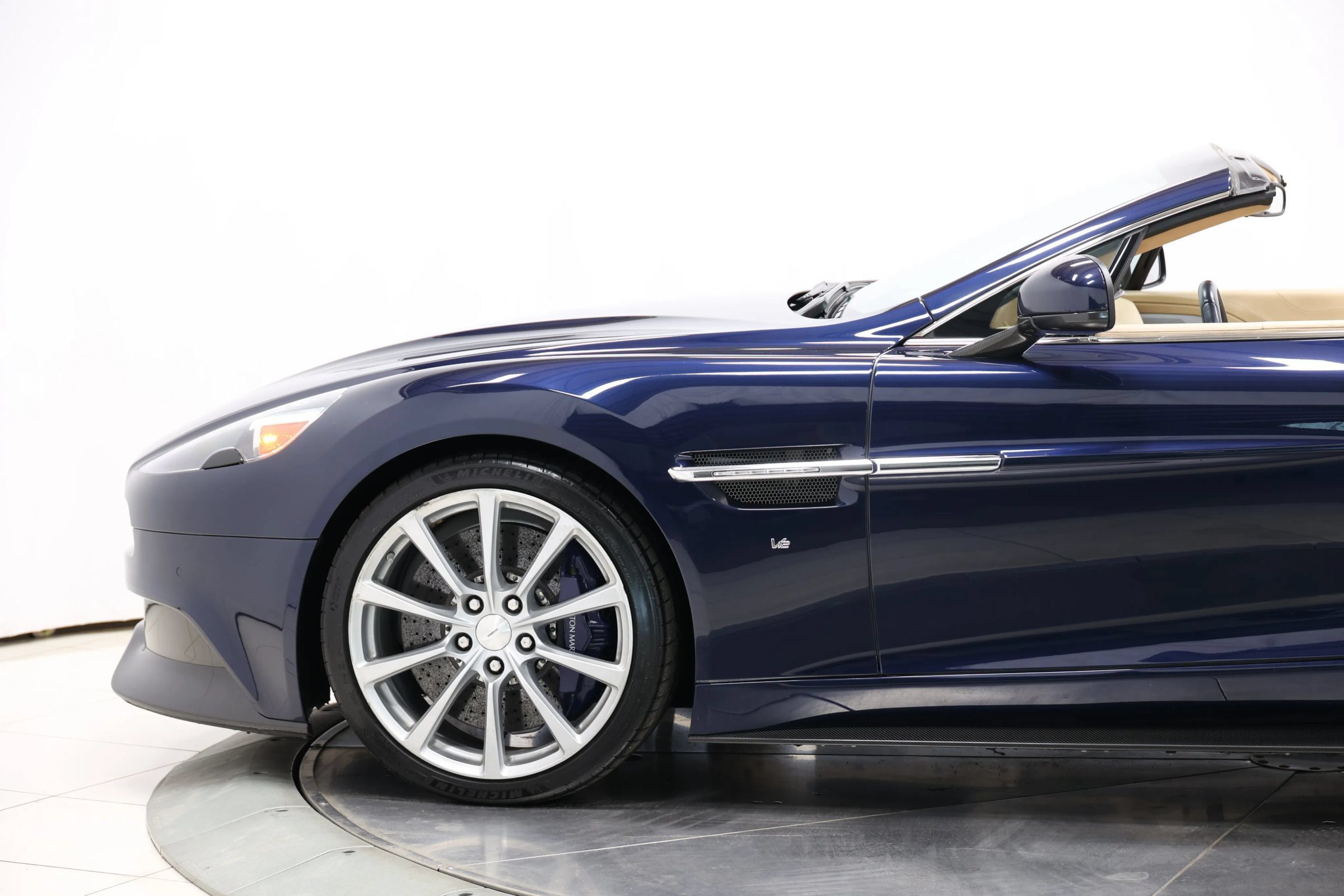 Used 2016 Aston Martin Vanquish Volante RWD image 8