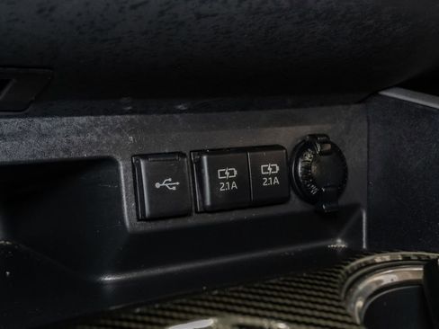 Used 2021 Toyota Highlander XLE AWD/4WD image 19