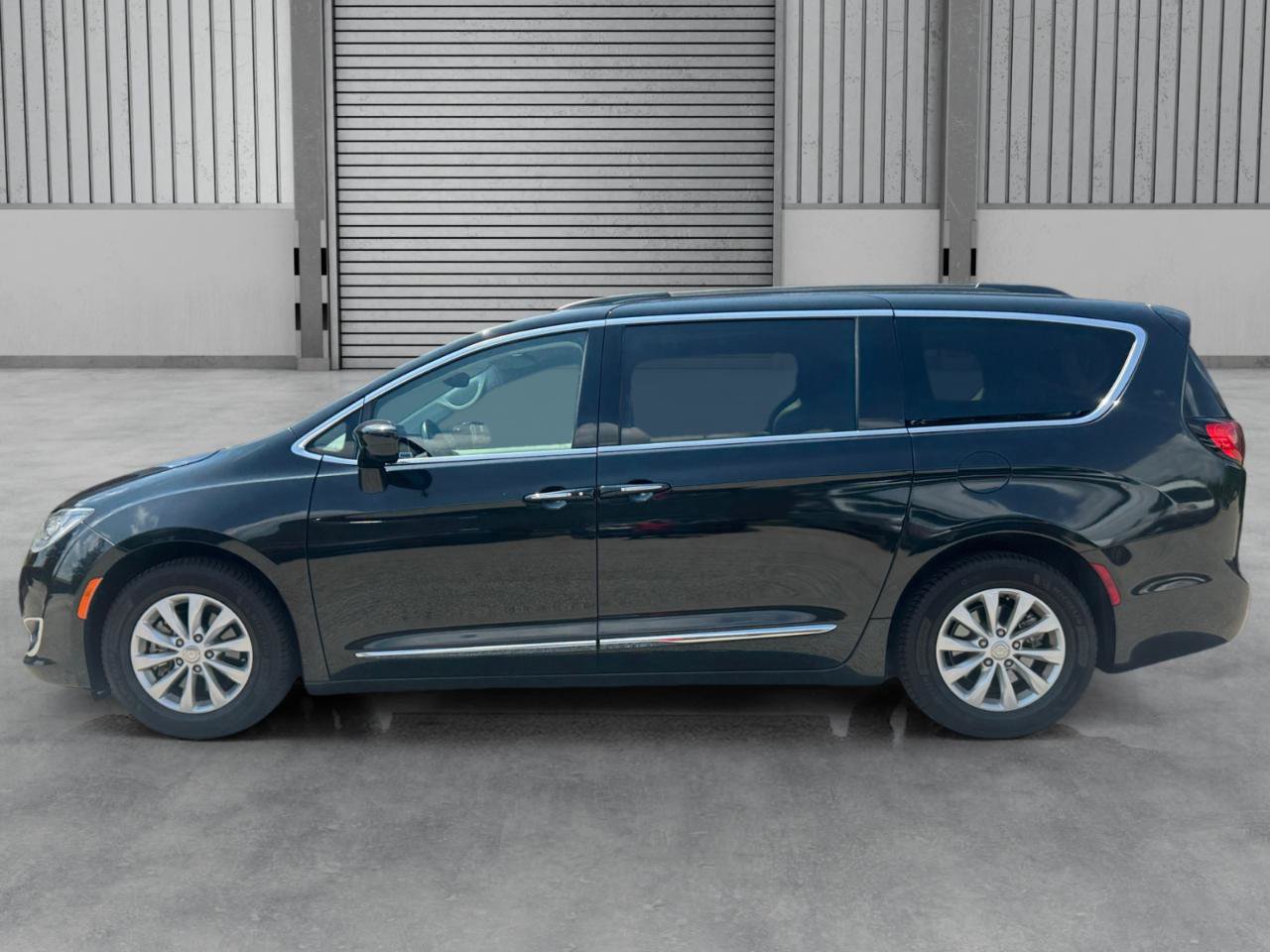 Used 2017 Chrysler Pacifica Touring-L FWD image 2