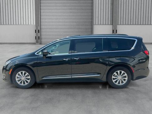 Used 2017 Chrysler Pacifica Touring-L FWD image 2