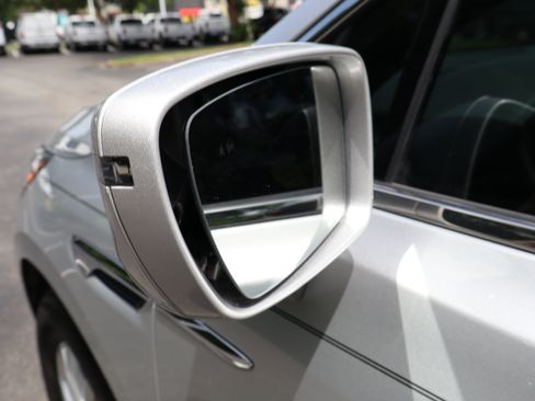 Used 2019 Buick Enclave Essence FWD image 19