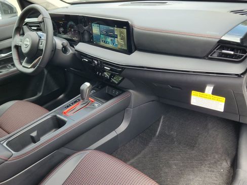 New 2025 Nissan Kicks SR image 14