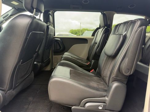 Used 2020 Dodge Grand Caravan SXT FWD image 25