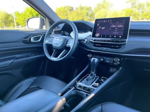 Used 2023 Jeep Compass Latitude image 18