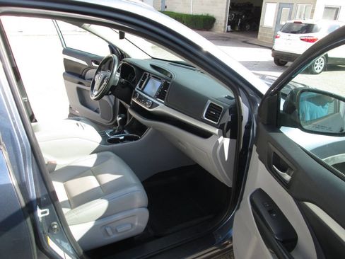 Used 2019 Toyota Highlander XLE AWD/4WD image 20