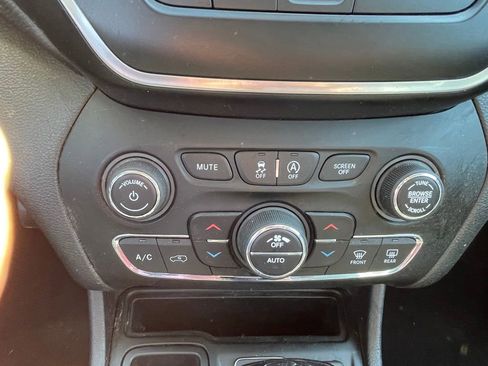 Used 2019 Jeep Cherokee Latitude Plus FWD image 19