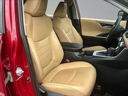 Used 2019 Toyota RAV4 XLE Premium w/ Cold Weather Package FWD image 29