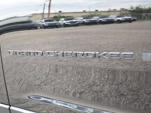 Used 2023 Jeep Grand Cherokee Laredo AWD/4WD image 10