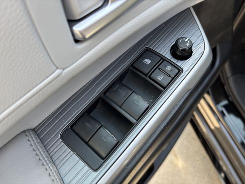 Used 2025 Toyota Sienna XLE FWD image 14