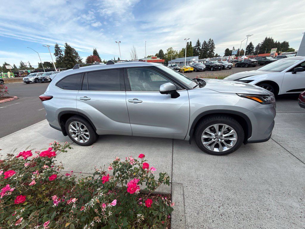 Used 2023 Toyota Highlander Limited AWD/4WD image 4