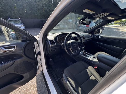 Used 2019 Jeep Grand Cherokee Laredo AWD/4WD image 13
