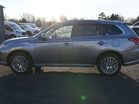 Used 2022 Mitsubishi Outlander 4WD Plug-In Hybrid image 11