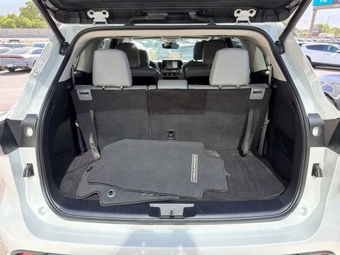 Used 2022 Toyota Highlander XLE AWD/4WD image 31