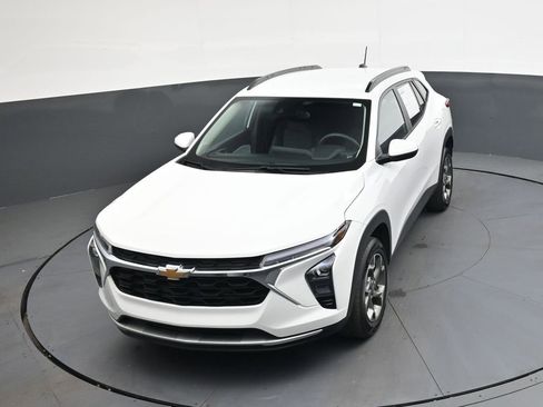 Used 2025 Chevrolet Trax LT image 31