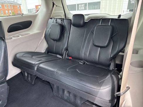 Used 2021 Chrysler Pacifica Touring-L image 35