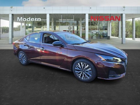 Used 2024 Nissan Altima 2.5 SV image 2