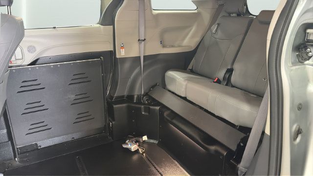 Used 2023 Toyota Sienna XLE FWD image 17