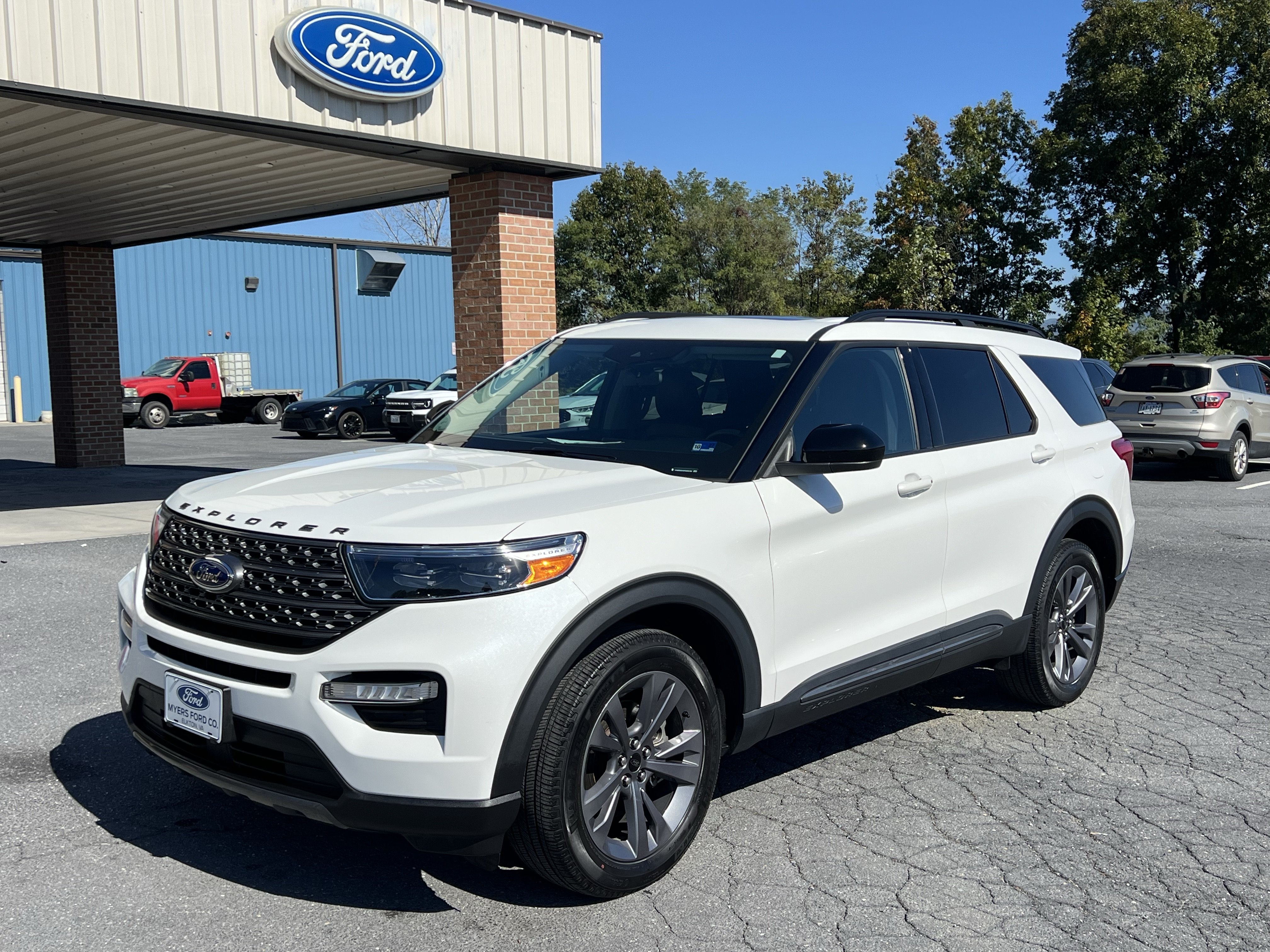 Used 2023 Ford Explorer XLT w/ Equipment Group 202A AWD/4WD image 2