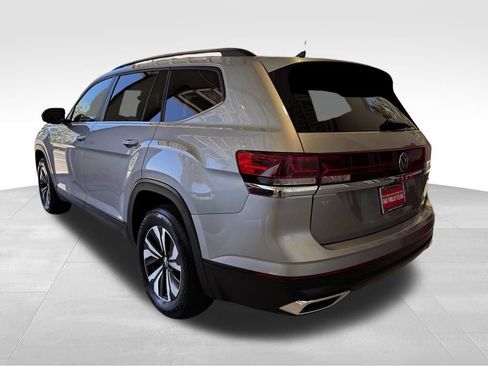 Used 2024 Volkswagen Atlas SE AWD/4WD image 4