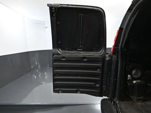 Used 2018 GMC Savana 2500 image 30