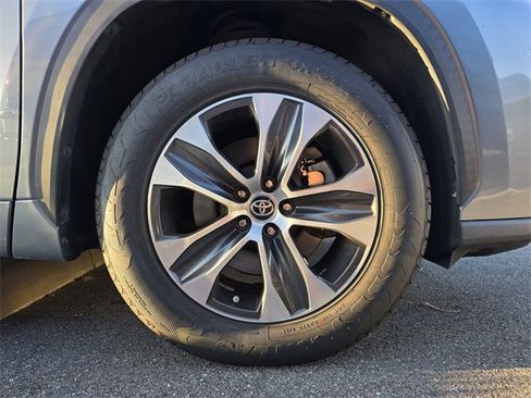 Used 2020 Toyota Highlander XLE image 12