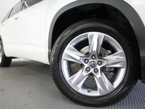 Used 2018 Toyota Highlander Limited FWD image 18