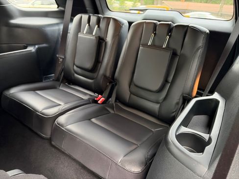 Used 2019 Ford Explorer XLT w/ Equipment Group 202A AWD/4WD image 12