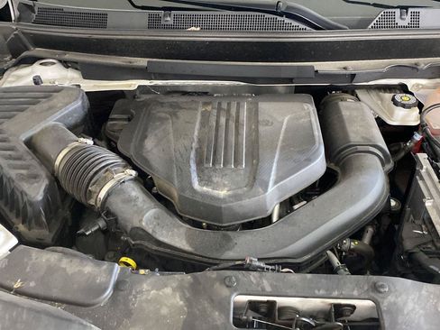 Used 2025 Chevrolet Traverse LT FWD image 3