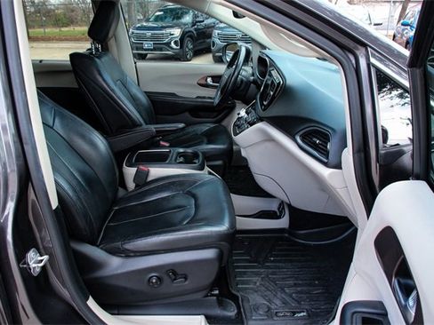 Used 2017 Chrysler Pacifica Touring-L Plus image 26