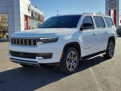 Used 2024 Jeep Wagoneer Series II w/ Flexible Seating Group image 5