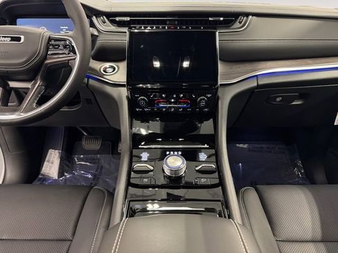 New 2025 Jeep Grand Cherokee Overland w/ Luxury Tech Group IV AWD/4WD image 11