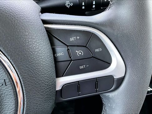 Used 2018 Jeep Renegade Latitude FWD image 21