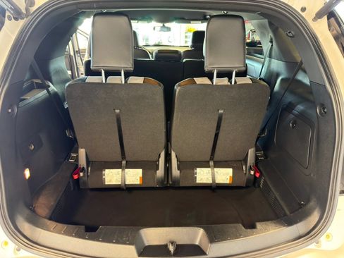 Used 2017 Ford Explorer XLT w/ Equipment Group 202A AWD/4WD image 28