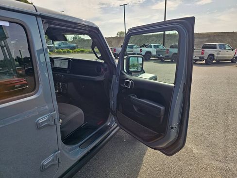Used 2025 Jeep Wrangler Unlimited Rubicon w/ Convenience Group AWD/4WD image 26