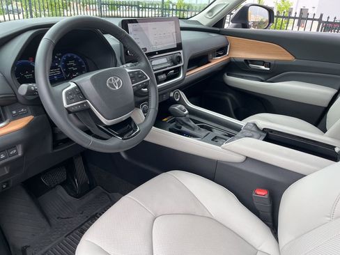 Used 2025 Toyota Grand Highlander AWD Hybrid image 21
