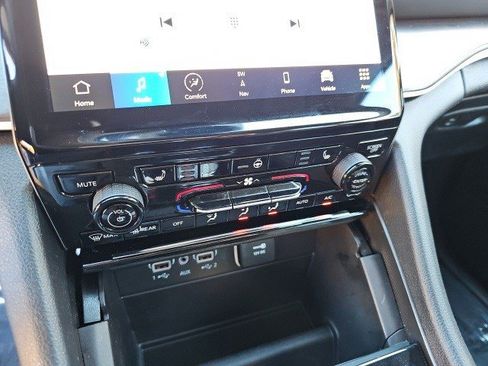 Used 2024 Jeep Grand Cherokee Limited image 25