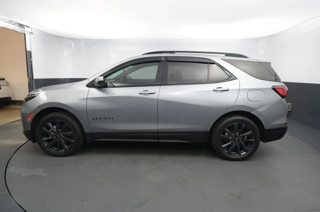 Used 2023 Chevrolet Equinox RS AWD/4WD image 2