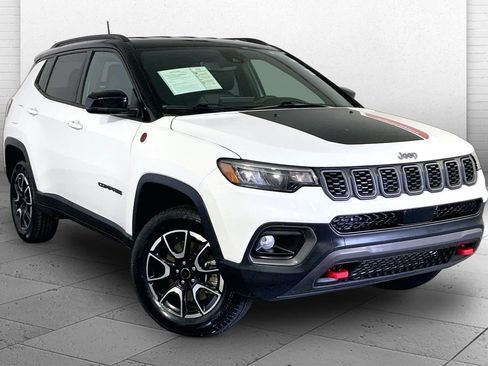Used 2025 Jeep Compass Trailhawk AWD/4WD image 1