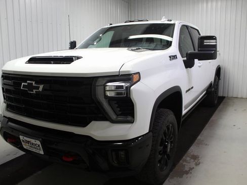 Used 2025 Chevrolet Silverado 2500 LTZ w/ LTZ Plus Package image 3
