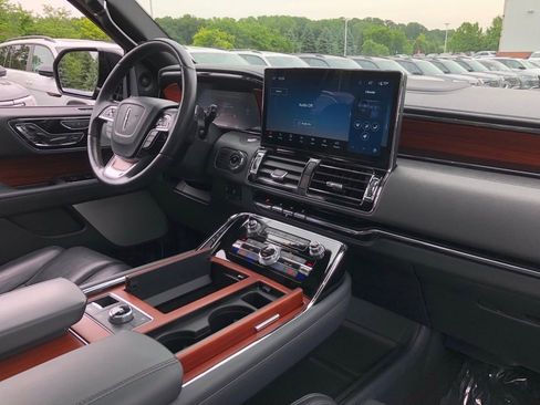 Used 2022 Lincoln Navigator Reserve image 15