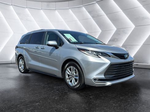 Used 2022 Toyota Sienna Limited FWD image 1
