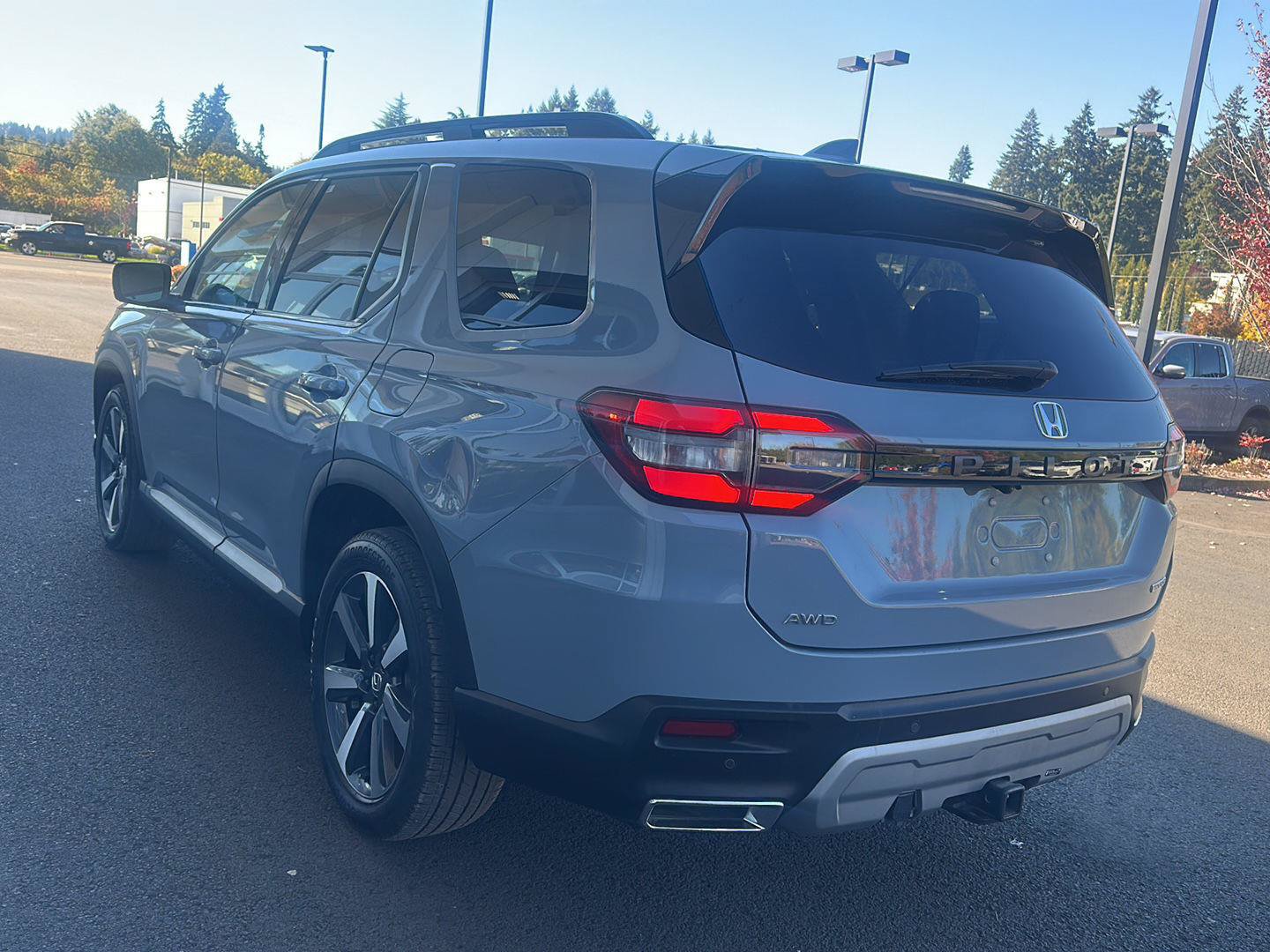 Used 2025 Honda Pilot Touring image 2