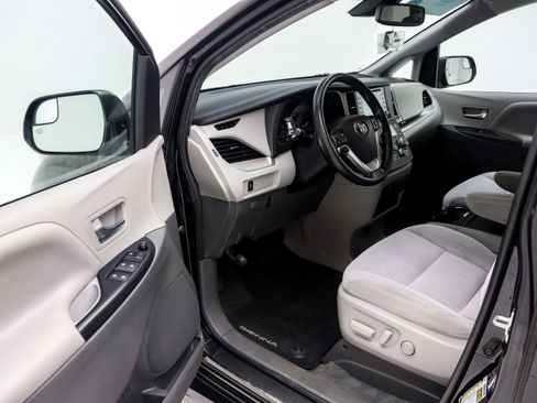 Used 2020 Toyota Sienna LE AWD/4WD image 13