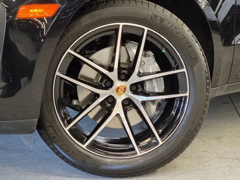 Certified 2025 Porsche Macan AWD/4WD image 25