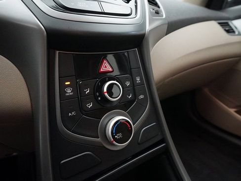 Used 2016 Hyundai Elantra SE image 19