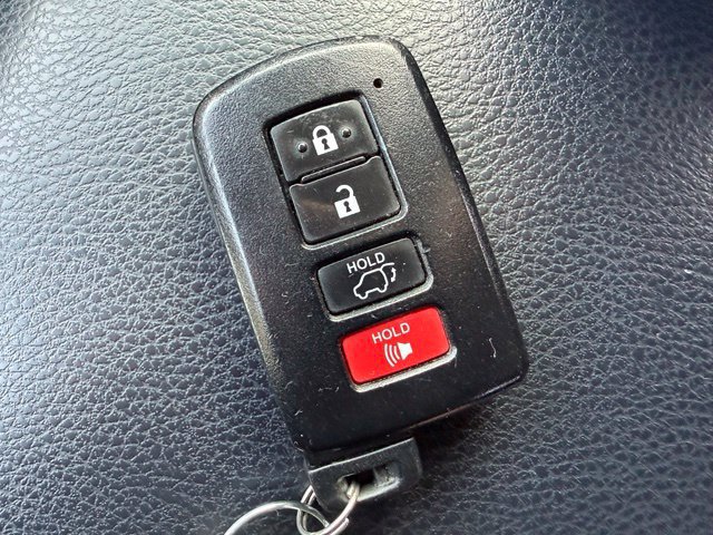 Used 2018 Toyota RAV4 XLE AWD/4WD image 16